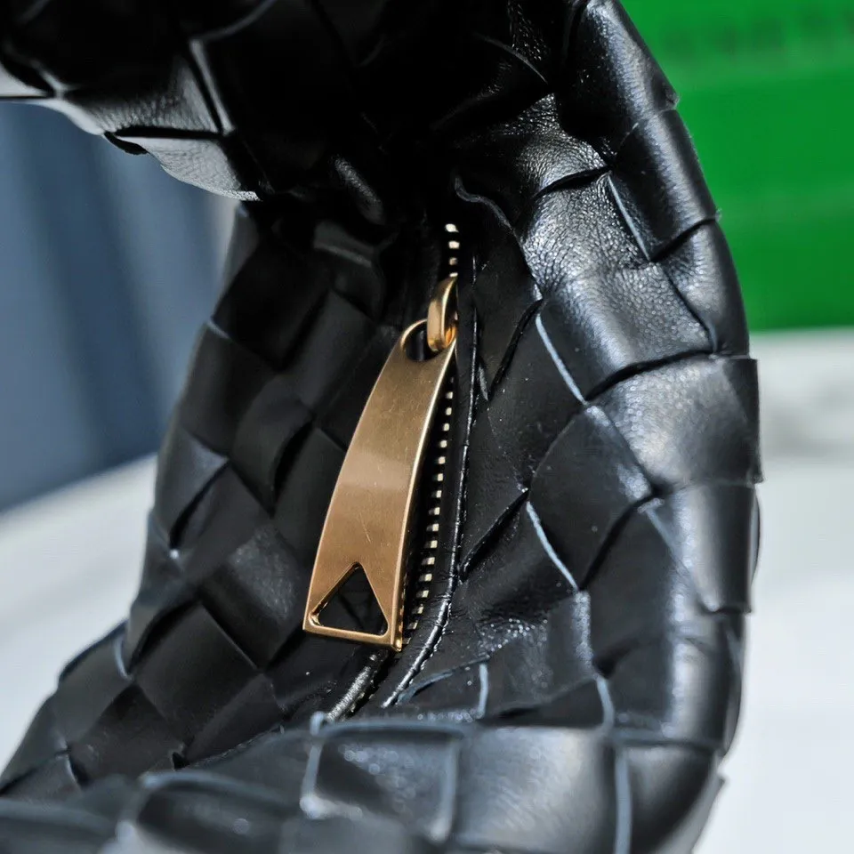 Batch 1120 BV Bottega Veneta 2021 Early Spring New Ladies MINI JODIE Handbag BV Bag 🔥The new method is to round the corners on the original basis and knot the round hobo bag with classic woven leather. The most iconic triangular pull-out design, using sheepskin draped soft shape, is super suitable for concave shapes~ Jodie feels really gentle to people, and is definitely the best item for daily matching. It has the same weave, new elements and twists, is compact and versatile, and is the new favorite of street style Internet celebrities! Dimensions: 23x28x8 Model: 6699-1